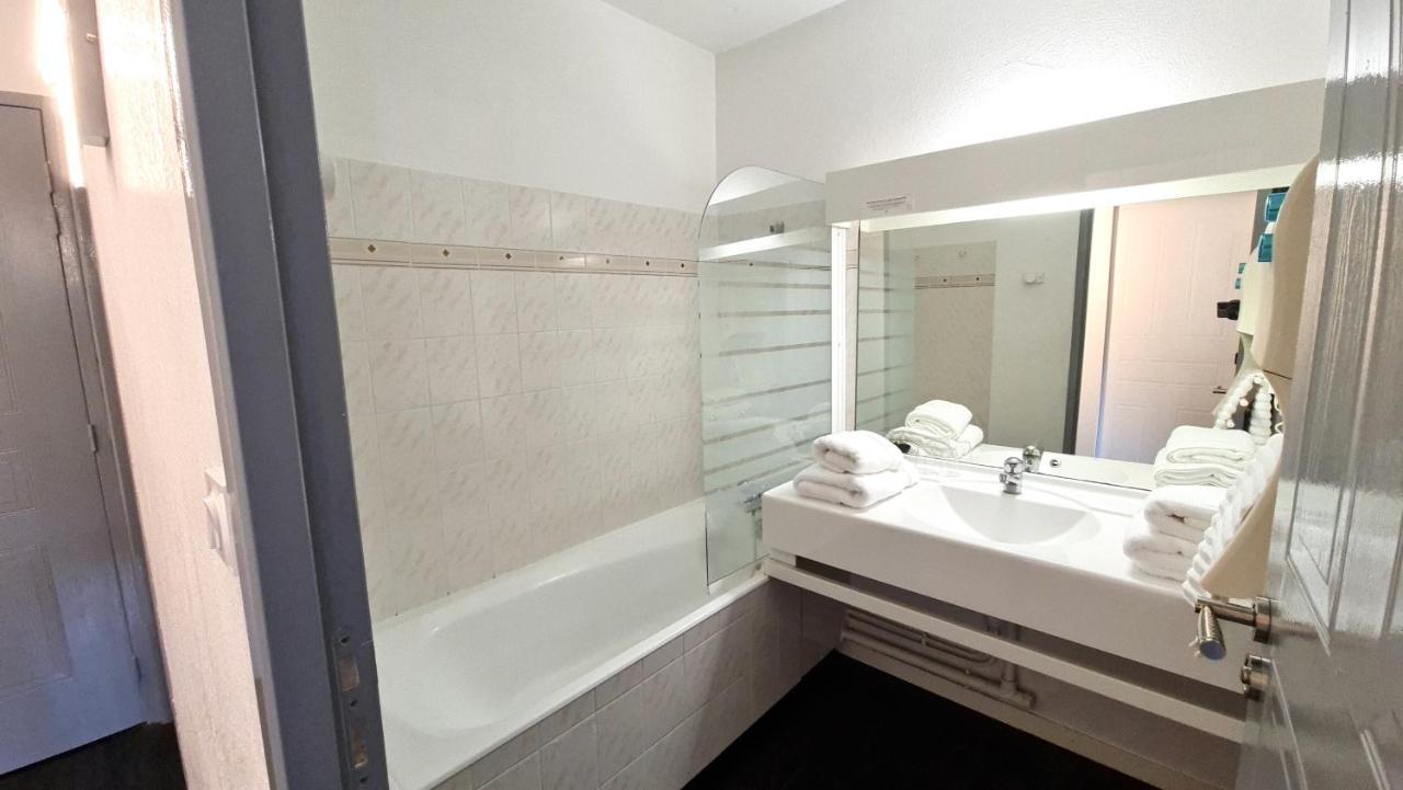 Fasthotel Oloron Hostellerie Du Paon Blanc Lurbe-Saint-Christau Экстерьер фото