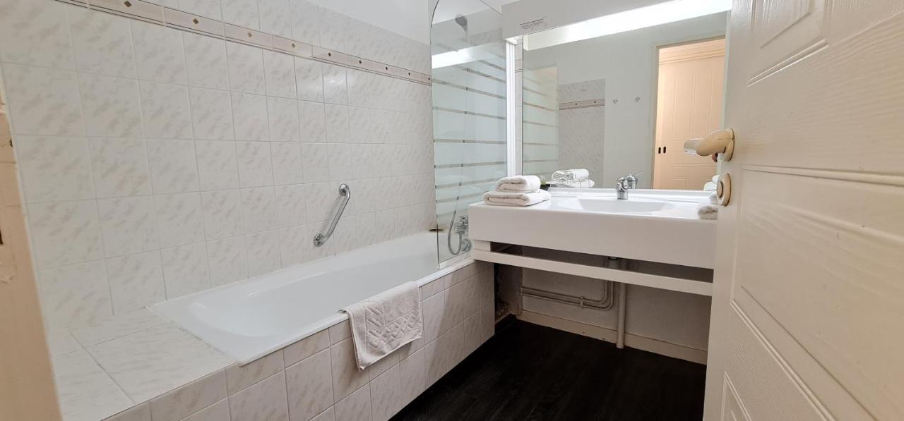 Fasthotel Oloron Hostellerie Du Paon Blanc Lurbe-Saint-Christau Экстерьер фото